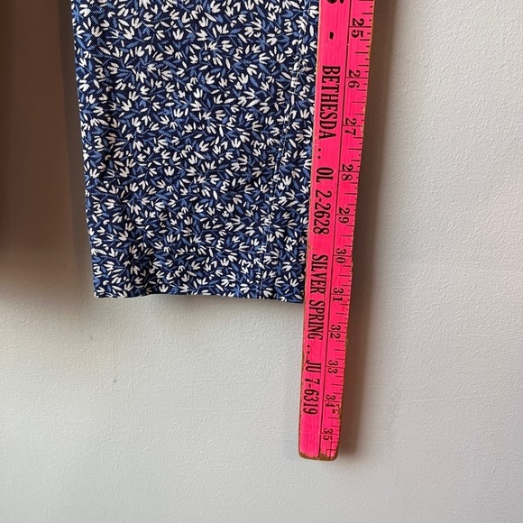 🏷️ 2/$20 Old Navy Blue Micro Floral Pixie Ankle Pants - Picture 8 of 10